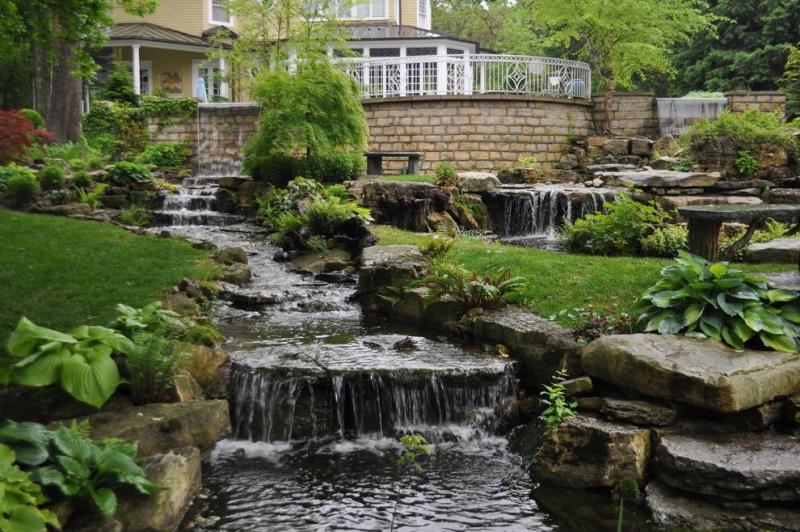 paysagiste-UTELLE-min_landscaping-rock-louisville-ky-traditional-landscape-and-boulders-brick-wall-bushes-grass-koi-law